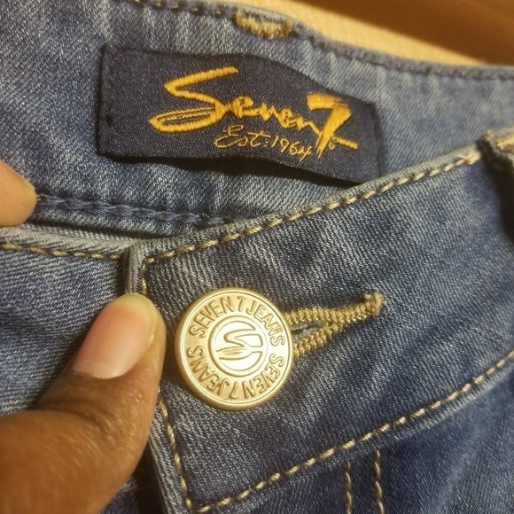 Seven7 Jeans | Light-Washed Cropped Skinny Jeans (Size 8) - Picture 2 of 10